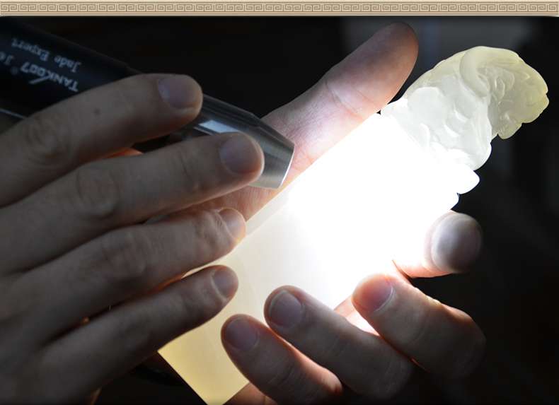 照玉強(qiáng)光手電筒不只可以鑒定琥珀，還可以鑒別各種的玉石、原石