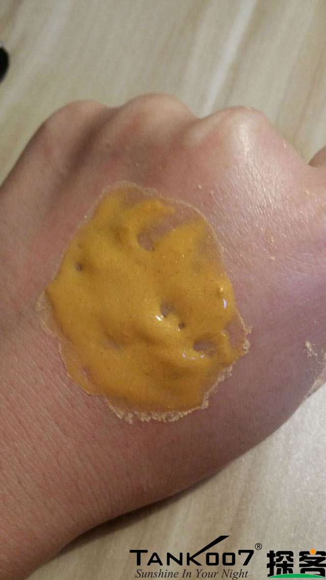 客戶買了紫光手電驗熒光劑，先拿面膜大姨媽巾開刀 