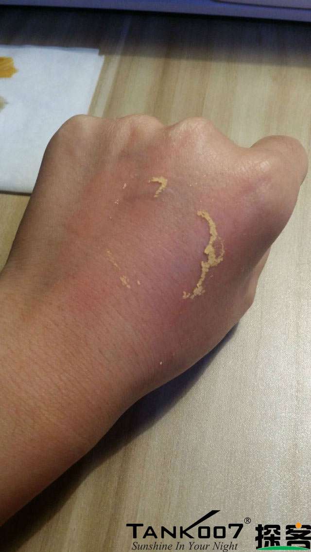 客戶買了紫光手電驗熒光劑，先拿面膜大姨媽巾開刀 