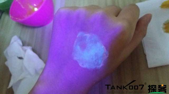客戶買了紫光手電驗熒光劑，先拿面膜大姨媽巾開刀 