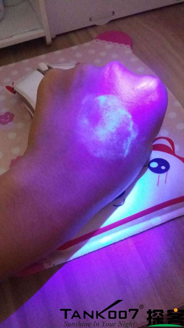 客戶買了紫光手電驗熒光劑，先拿面膜大姨媽巾開刀 