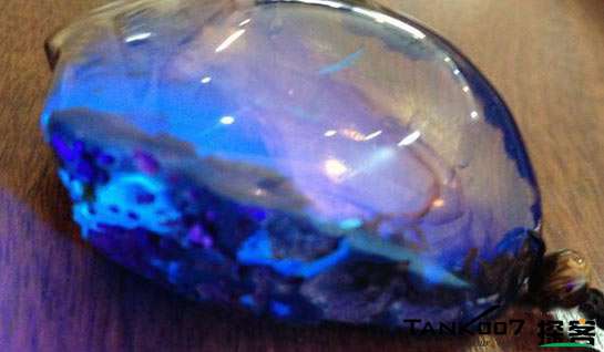 網(wǎng)上用紫光手電鑒定琥珀的帖子這么多，哪個(gè)是真假？