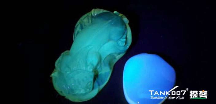 網(wǎng)上用紫光手電鑒定琥珀的帖子這么多，哪個(gè)是真假？