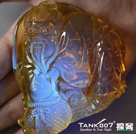 網(wǎng)上用紫光手電鑒定琥珀的帖子這么多，哪個(gè)是真假？