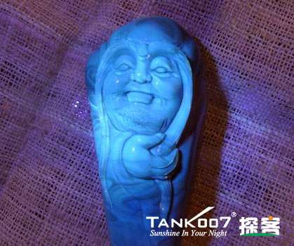 網(wǎng)上用紫光手電鑒定琥珀的帖子這么多，哪個(gè)是真假？