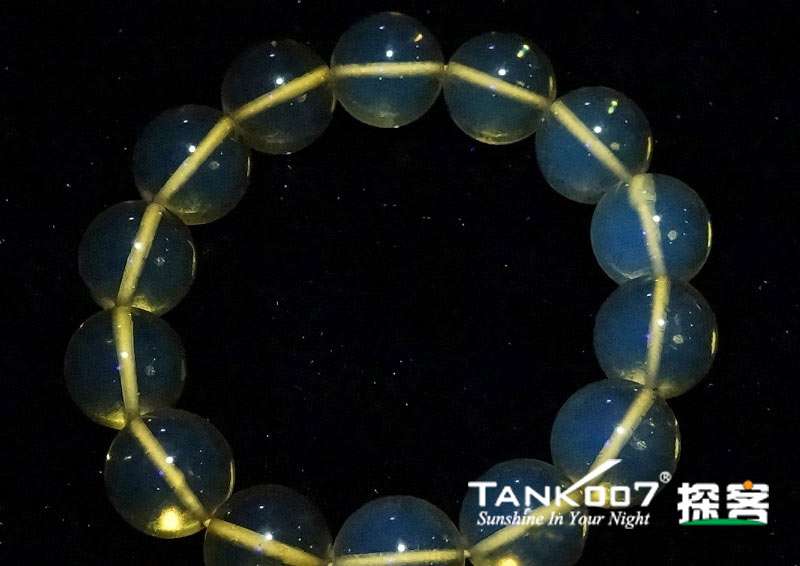 網(wǎng)上用紫光手電鑒定琥珀的帖子這么多，哪個(gè)是真假？