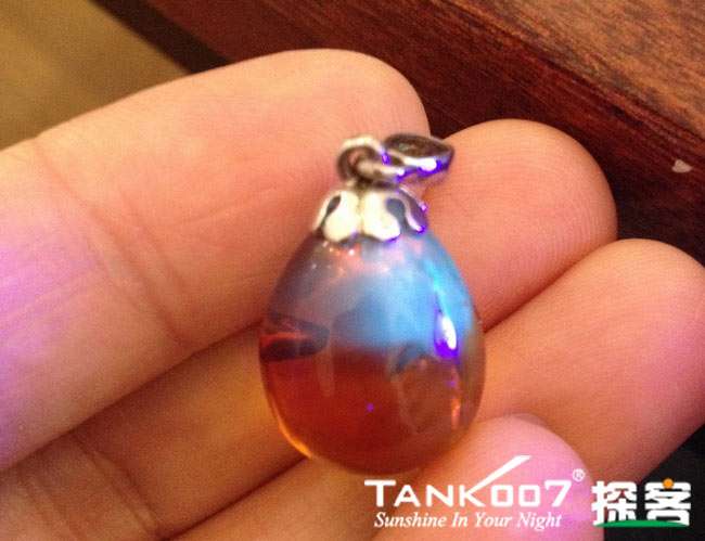 網(wǎng)上用紫光手電鑒定琥珀的帖子這么多，哪個(gè)是真假？