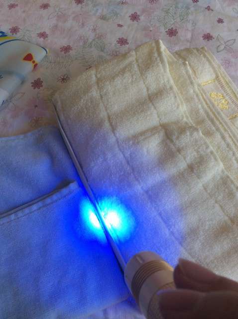  寶媽買了紫光手電，衣服上好多熒光劑，看的心慌害怕