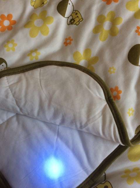  寶媽買了紫光手電，衣服上好多熒光劑，看的心慌害怕