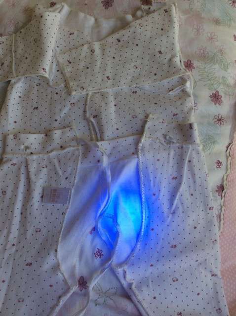  寶媽買了紫光手電，衣服上好多熒光劑，看的心慌害怕