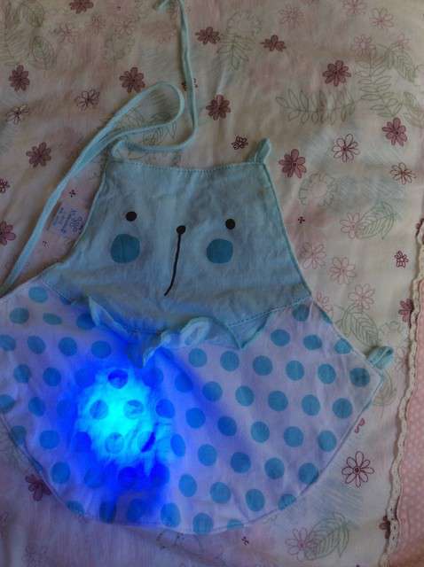  寶媽買了紫光手電，衣服上好多熒光劑，看的心慌害怕