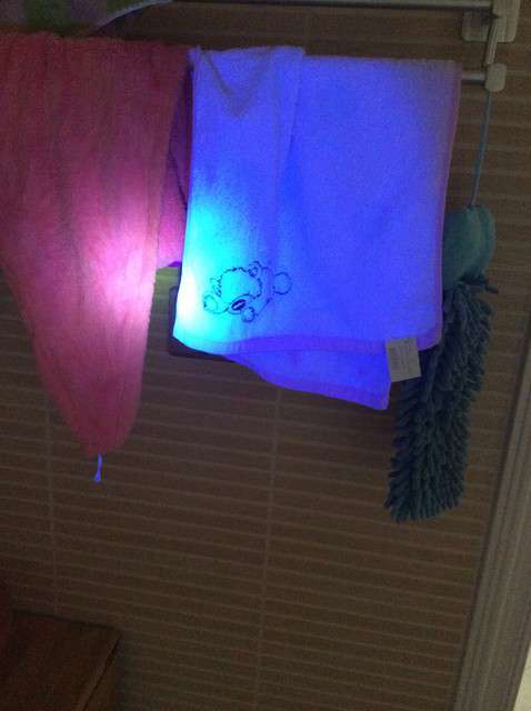  寶媽買了紫光手電，衣服上好多熒光劑，看的心慌害怕