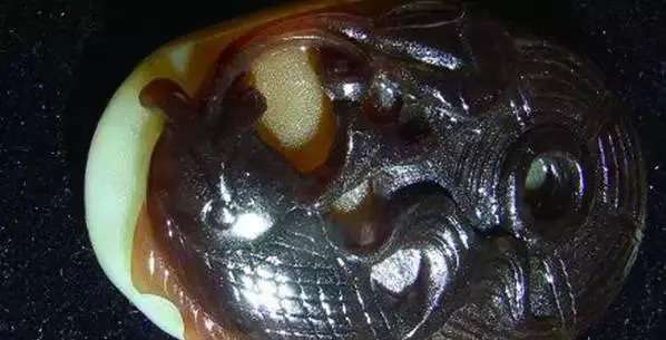 漲知識，玉也能騙人！照玉手電筒照出真相